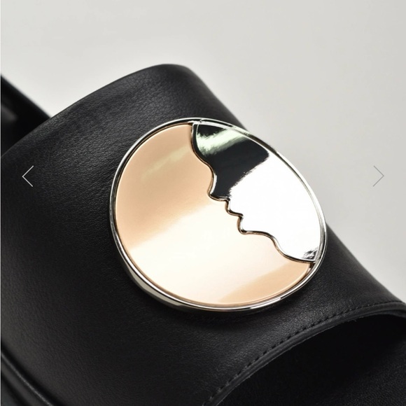 Sandal with coin - Picture 2 of 4